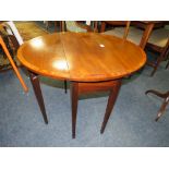 AN EDWARDIAN MAHOGANY INLAID SMALL DROPLEAF TABLE ON TAPERED SUPPORTS