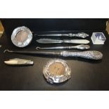 A SELECTION OF HALLMARKED SILVER AND WHITE METAL ITEMS TO INCLUDE SILVER PICTURE FRAMES A/F,