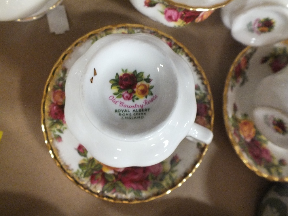 A TRAY OF ROYAL ALBERT OLD COUNTRY ROSES CHINA TO INCLUDE A COFFEE SET TOGETHER WITH WEDGWOOD - Bild 2 aus 2
