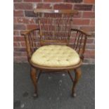 AN EARLY 20TH CENTURY OAK UPHOLSTERED BEDROOM CHAIR WITH TWISTED SPINDLES