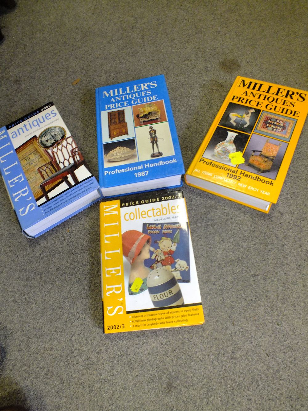 A QUANTITY OF ANTIQUES REFERENCE BOOKS TO INCLUDE MILLER'S GUIDES TOGETHER WITH A BOX OF GIFTWARE TO - Bild 2 aus 3