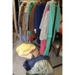 A QUANTITY OF VINTAGE AND RETRO CLOTHING AND ACCESSORIES TO INCLUDE A FUR COAT, HANDBAGS, DRESSES