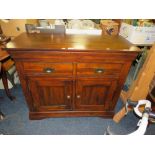 A SMALL REPRODUCTION SIDEBOARD H-83 W-98 CM