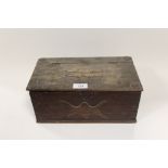 A WOODEN BOX OF COLLECTABLES TO INCLUDE POCKET WATCH PARTS, JEWELLERY CASKET ETC