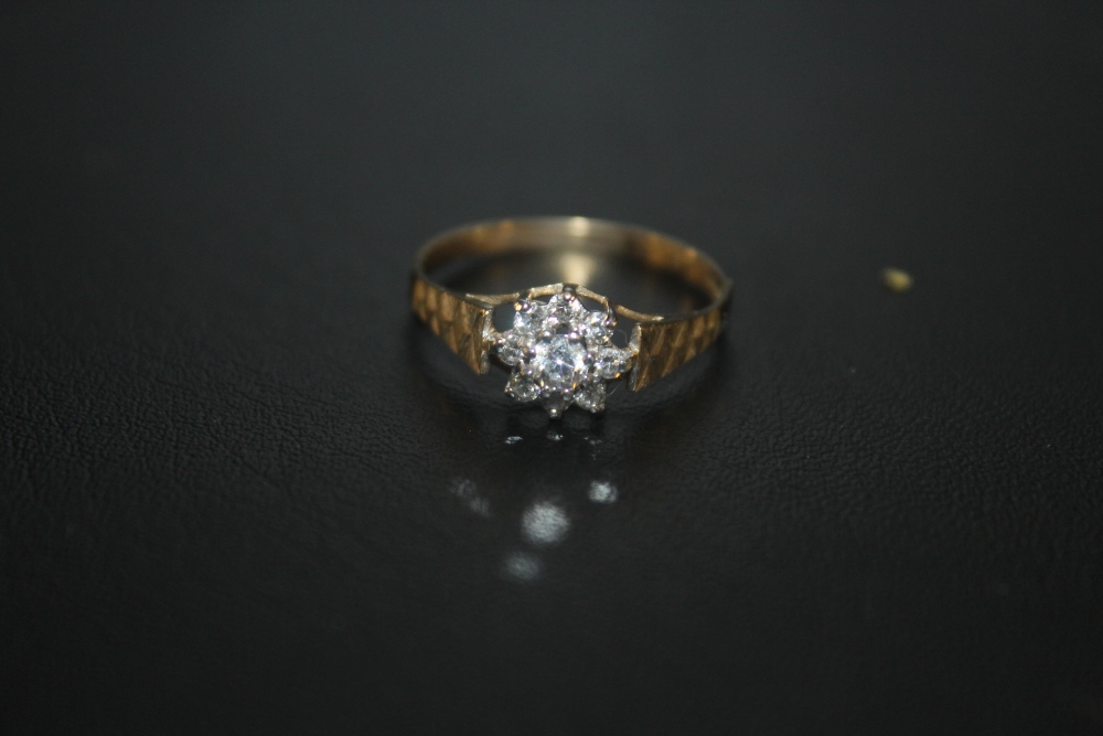 A 9 CARAT GOLD DIAMOND CLUSTER RING APPROX WEIGHT 1.5G, TOGETHER WITH AN 18CT GOLD WEDDING BAND - Bild 2 aus 3