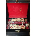 A JEWELLERY BOX AND CONTENTS TO INCLUDE A STERLING SILVER BANGLE, DRESS RINGS ETC