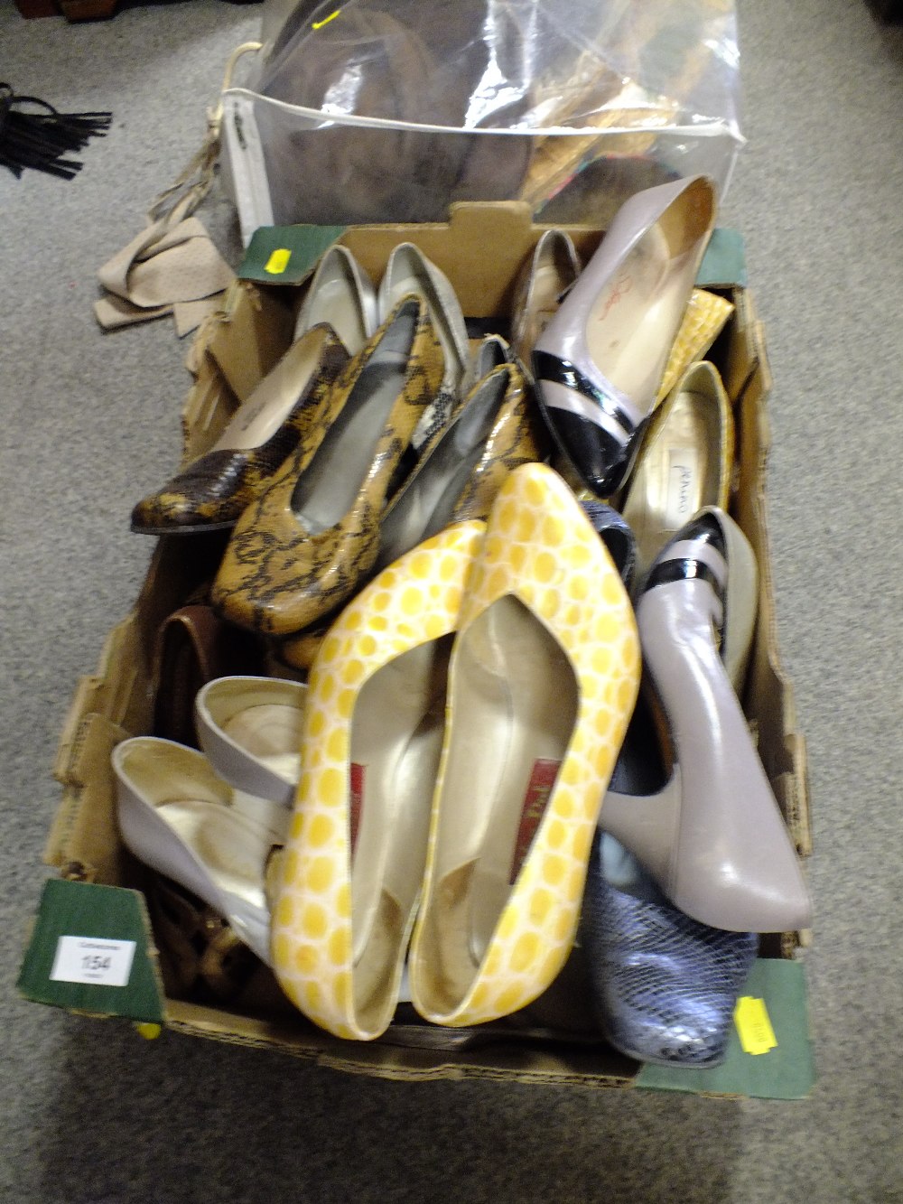 A TRAY OF LADIES LEATHER SHOES TOGETHER WITH A QUANTITY OF DRESS HATS