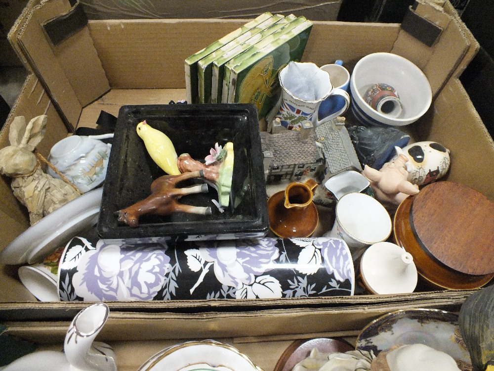 TWO TRAYS OF ASSORTED CERAMICS TO INCLUDE TUBE LINED TILES, COFFEE POT ETC - Bild 2 aus 3