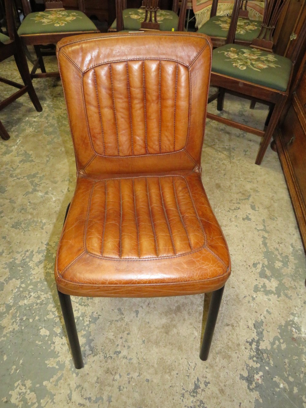 A RETRO STYLE BROWN LEATHER DINING CHAIR - Bild 2 aus 3