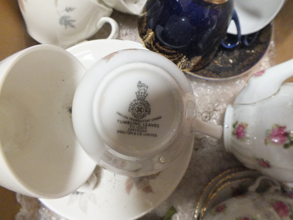 TWO SMALL TRAYS OF CUPS AND SAUCERS ETC TO INCLUDE CROWN STAFFORDSHIRE, ROYAL DOULTON ETC - Image 4 of 4