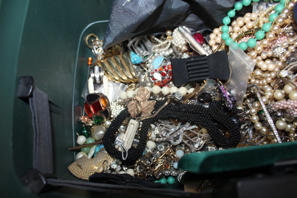 A HARD CASE CONTAINING A QUANTITY OF COSTUME JEWELLERY TO INCLUDE SILVER EXAMPLES - Bild 5 aus 6