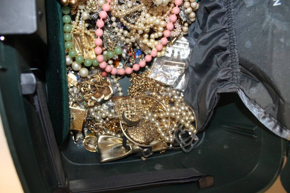 A HARD CASE CONTAINING A QUANTITY OF COSTUME JEWELLERY TO INCLUDE SILVER EXAMPLES - Bild 6 aus 6