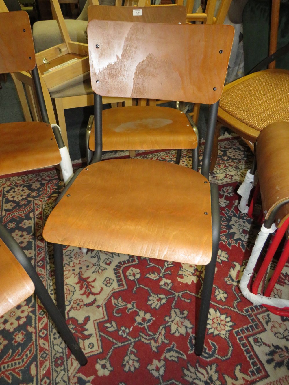 A SET OF FOUR INDUSTRIAL STYLE METAL AND PLY CHAIRS - Bild 3 aus 7