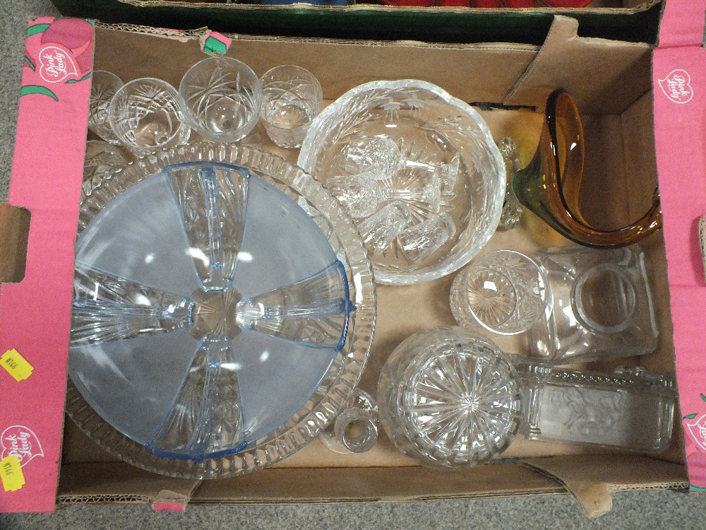 A TRAY OF CERAMICS TO INCLUDE LUSTRE JUGS, TOGETHER WITH A TRAY OF GLASSWARE - Image 2 of 4
