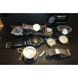A BAG OF ASSORTED VINTAGE AND MODERN WRISTWATCHES TO INCLUDE AN ASCOT CHRONOGRAPH, KM 586 MILITARY