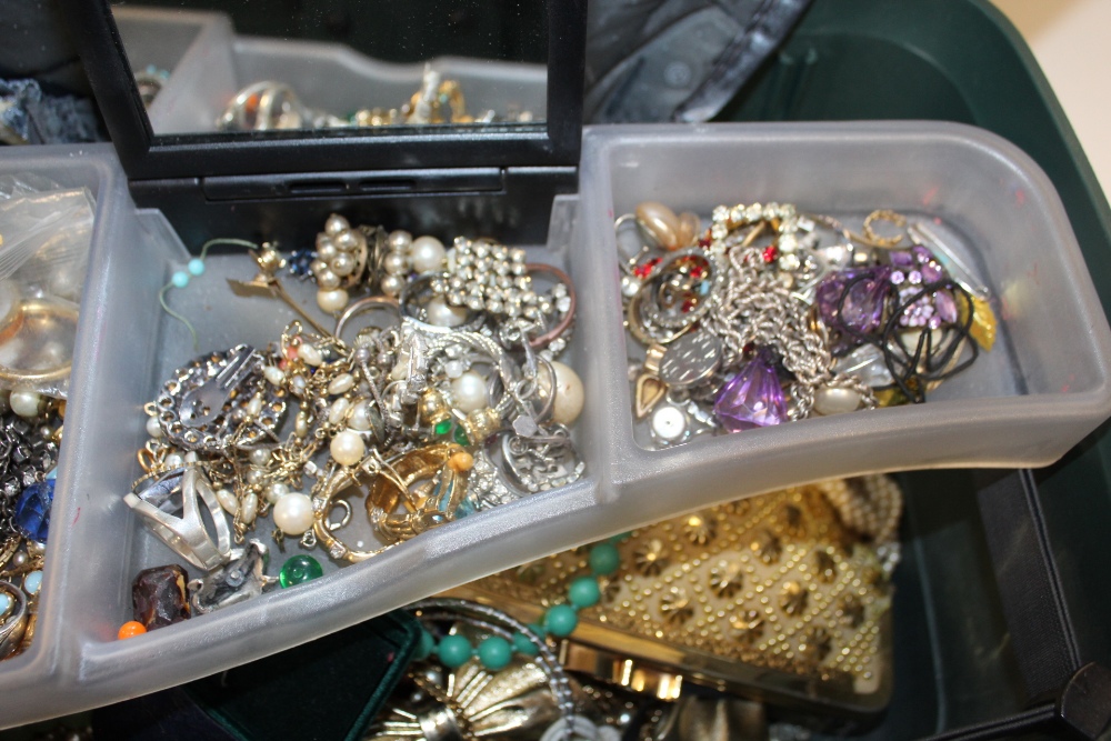 A HARD CASE CONTAINING A QUANTITY OF COSTUME JEWELLERY TO INCLUDE SILVER EXAMPLES - Bild 3 aus 6