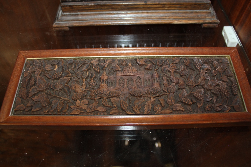 A CARVED OAK LIDDED BOX, TOGETHER WITH AN EASTERN CARVED PANEL DEPICTING THE TAJ MAHAL (2) - Bild 2 aus 3