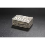 A SMALL SILVER PILL BOX STAMPED 800