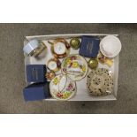 A TRAY OF ASSORTED CERAMICS TO INCLUDE AYNSLEY ORCHARD GOLD EXAMPLES