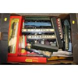 A TRAY OF MODEL RAILWAY CARRIAGES TO INCLUDE TRIANG AND HORNBY
