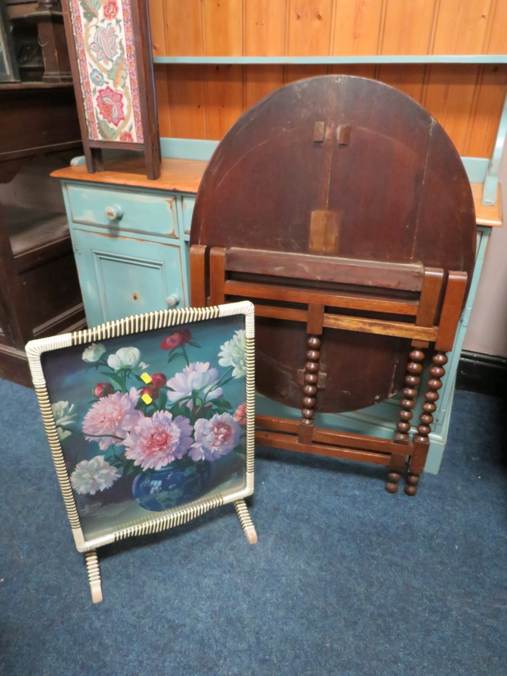 A VINTAGE OAK OVAL TILT-TOP TABLE/SCREEN AND ANOTHER SCREEN (2) - Bild 2 aus 2