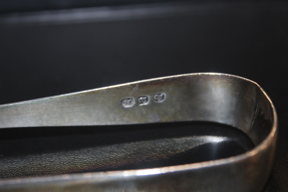 SIX PAIRS OF HALLMARKED SILVER SUGAR TONGS - Bild 3 aus 4