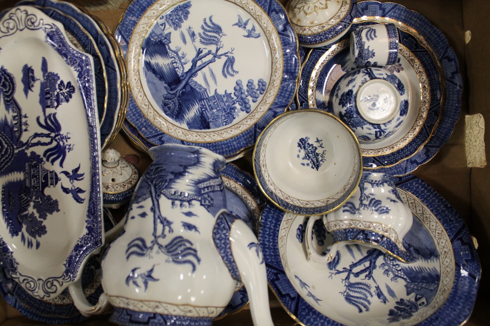 TWO TRAYS OF BLUE AND WHITE WILLOW PATTERN CHINA TO INCLUDE TEA AND COFFEE POTS - Bild 3 aus 4