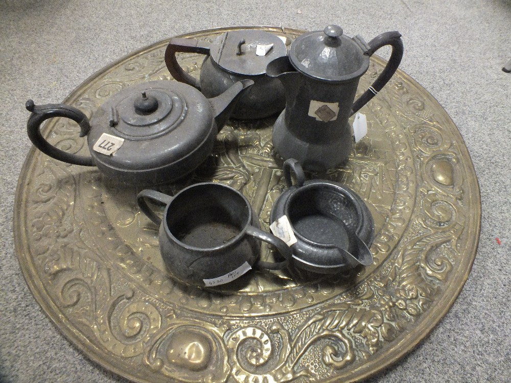 A TRAY OF HAMMERED FINISHED PEWTER, VINTAGE PRAYER WHEEL, ETC TOGETHER WITH A LARGE COPPER CHARGER - Bild 2 aus 2