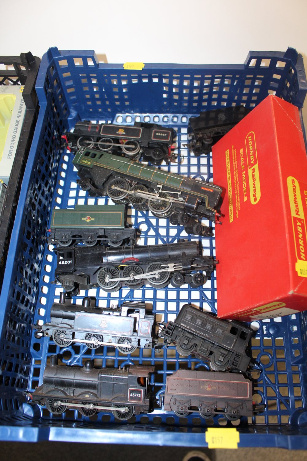 A BOX OF MODEL RAILWAY LOCOMOTIVES TO INCLUDE TRIANG AND HORNBY, TOGETHER WITH A TRAY OF PACKAGING