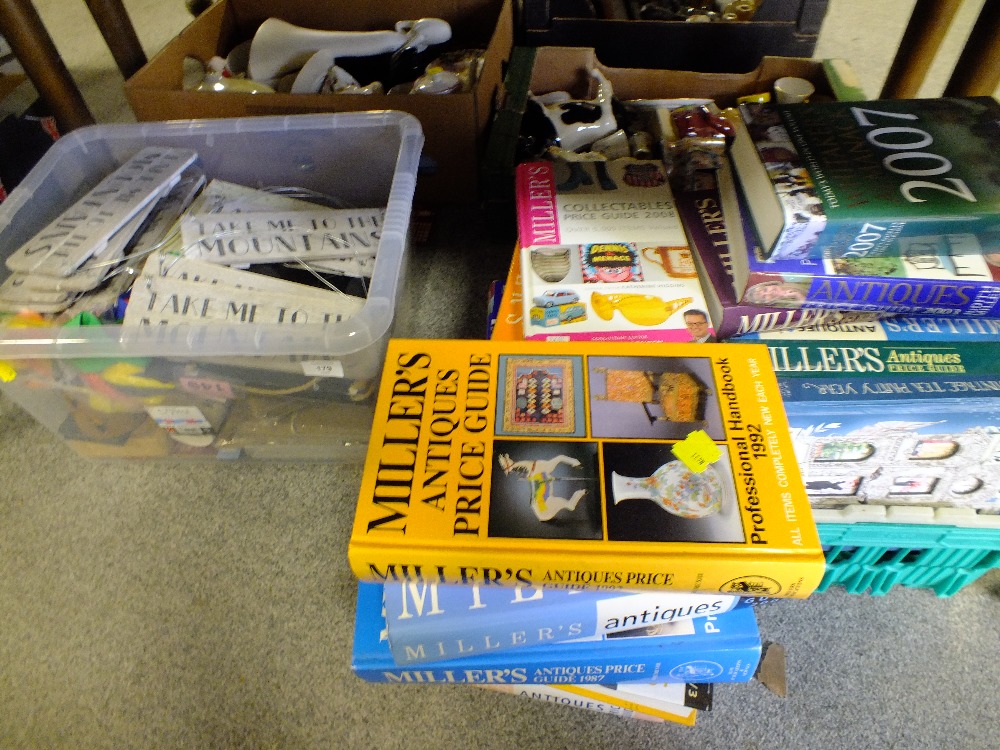 A QUANTITY OF ANTIQUES REFERENCE BOOKS TO INCLUDE MILLER'S GUIDES TOGETHER WITH A BOX OF GIFTWARE TO