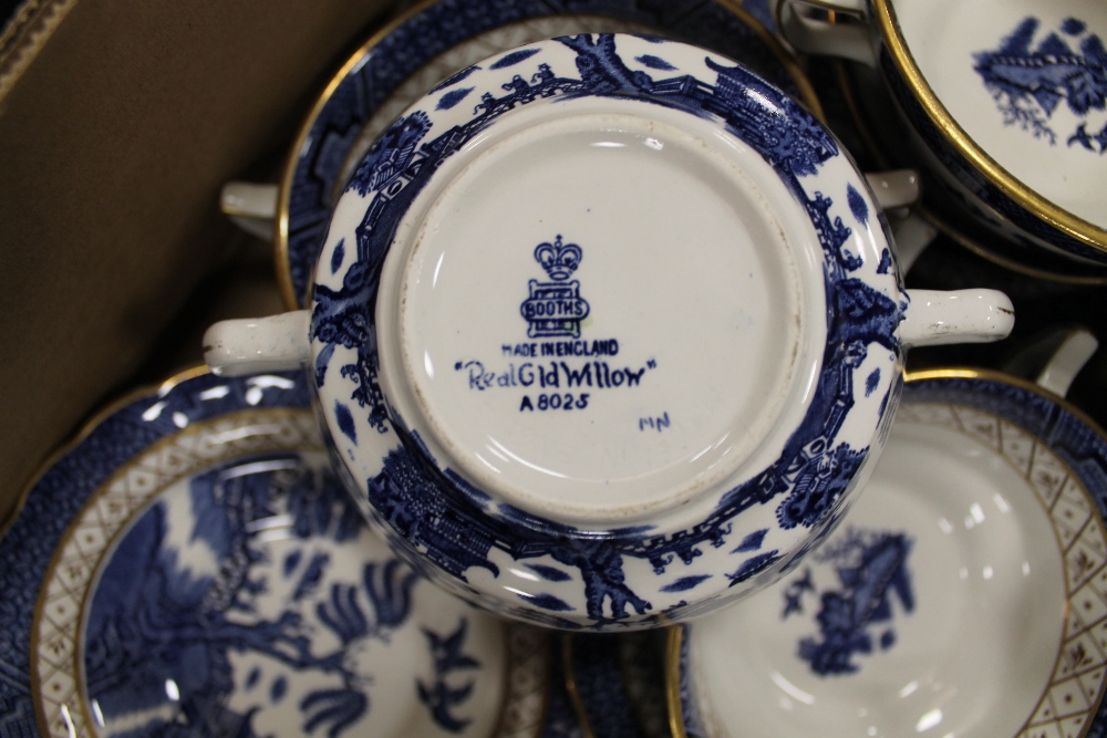 TWO TRAYS OF BLUE AND WHITE WILLOW PATTERN CHINA TO INCLUDE TEA AND COFFEE POTS - Bild 4 aus 4