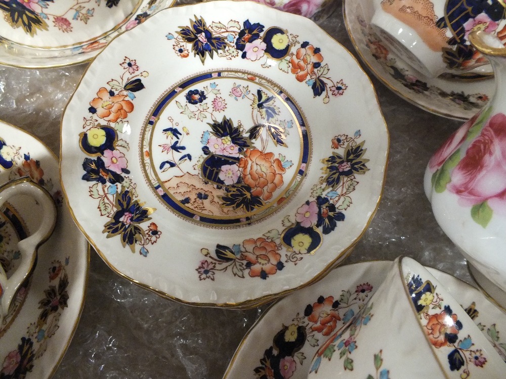 A TRAY OF ASSORTED CHINA TO INCLUDE MASON'S ROYAL ALBERT ETC - Bild 2 aus 3