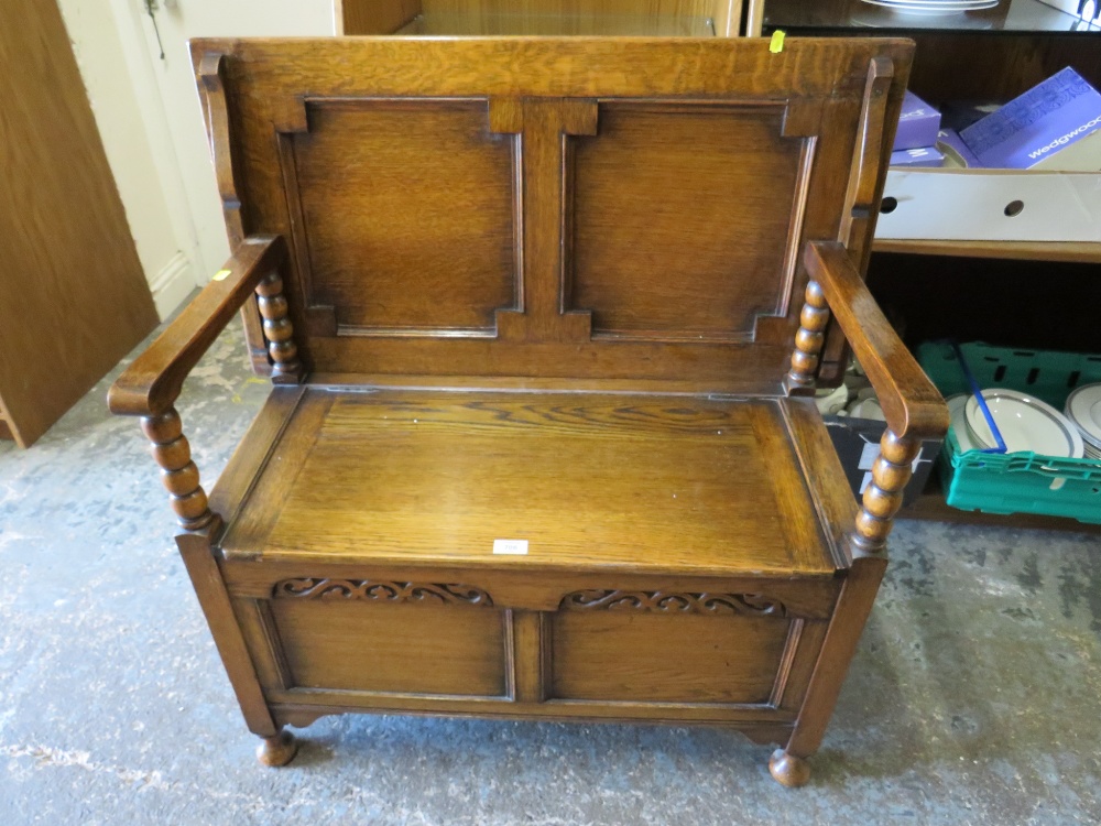 A 20TH CENTURY OAKS MONKS BENCH W-119 CM