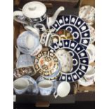 A TRAY OF ROYAL CROWN DERBY AND OTHER CERAMICS TO INCLUDE A ROYAL CROWN DERBY CAT PAPERWEIGHT,