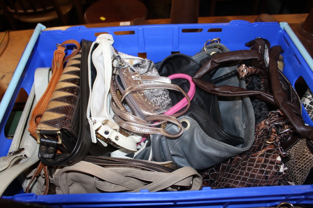 TWO TRAYS OF LADIES HANDBAGS TO INCLUDE LEATHER AND SNAKESKIN EFFECT EXAMPLES - Bild 3 aus 3