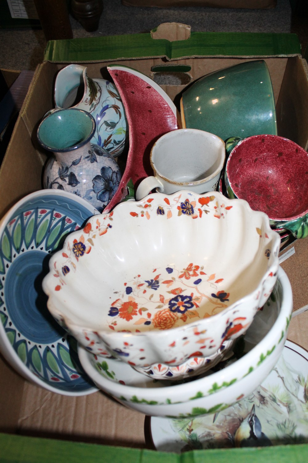 A TRAY OF ASSORTED CERAMICS TO INCLUDE A PORTMEIRION FRUIT BOWL, TOGETHER WITH A TRAY OF - Image 2 of 3