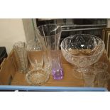 A TRAY OF GLASSWARE TO INCLUDE A LARGE FOOTED FRUIT BOWL