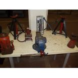 A QUANTITY OF TOOLS TO INCLUDE AN ENGINEER'S VICE, TWO AXLE STANDS, HYDRAULIC JACKS AND FOOTPUMPS