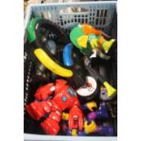 A SMALL TRAY OF CHILDREN'S TOYS TO INCLUDE ACTION FIGURES