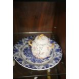 A DELFT BLUE AND WHITE PLATE TOGETHER WITH A TWIN HANDLED LIDDED POT