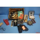 A BOX OF COLLECTABLES TO INCLUDE A PAIR OF BINOCULARS, FLATWARE, ETC.