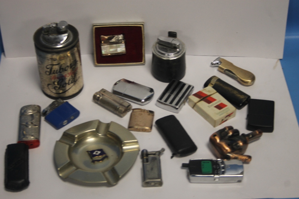 A COLLECTION OF 18 VINTAGE LIGHTERS AND AN ASHTRAY