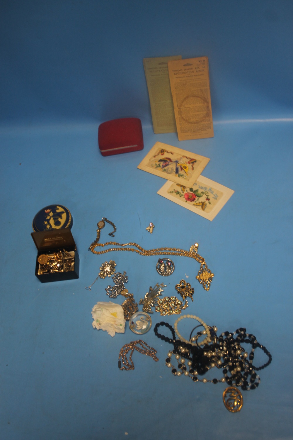 A TRAY OF CURIOS TO INCLUDE FOUR GENT'S WRISTWATCHES (SEKONDA, SLAZENGER ETC,), AA BADGE, TWO LADIES