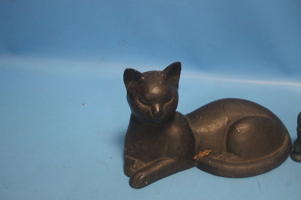 A CAST FIGURE OF A CAT TOGETHER WITH AN ELEPHANT MONEY BOX - Image 2 of 2