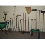 A QUANTITY OF GARDEN TOOLS