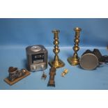A BOX OF COLLECTABLES TO INCLUDE A PAIR OF BRASS CANDLESTICKS