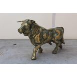 A BRASS FIGURE OF A BULL - W 21 CM