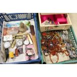 TWO TRAYS OF COLLECTABLES AND COSTUME JEWELLERY TO INC POCKET WATCHES, POLISHED AGATE NECKLACE ETC