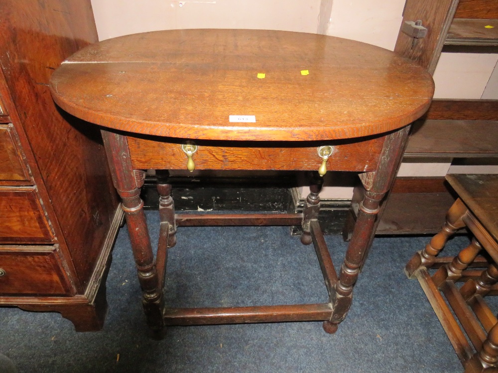 A VINTAGE OAK SIDE TABLE WITH SINGLE DRAWER W-76 CM