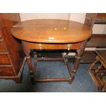 A VINTAGE OAK SIDE TABLE WITH SINGLE DRAWER W-76 CM